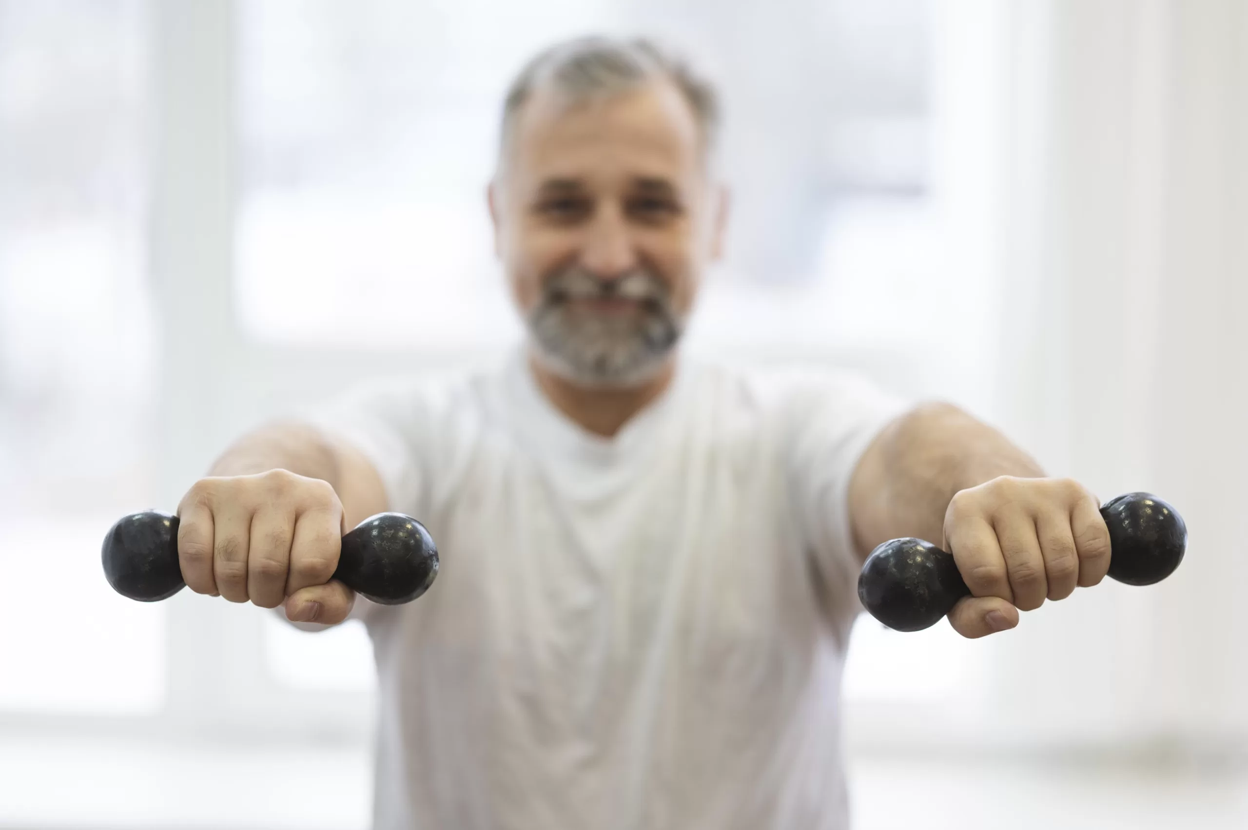 Musculação Leve para Idosos: Benefícios e Exercícios Seguros
